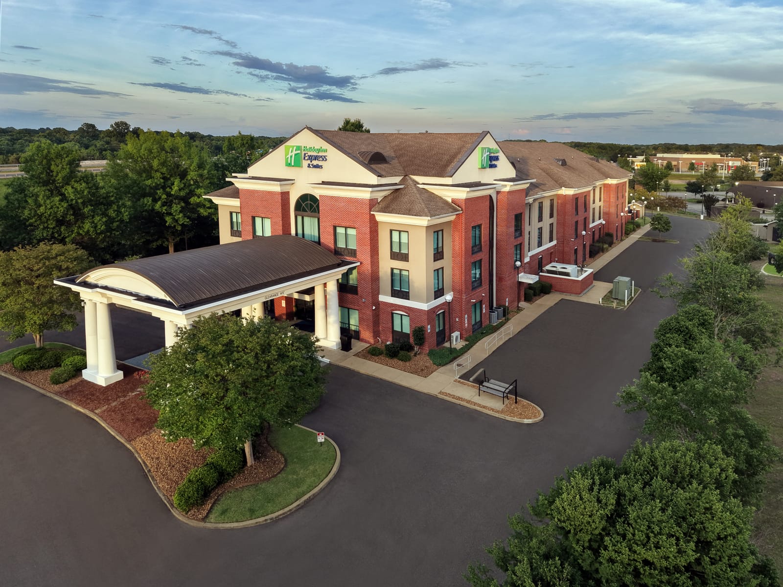 Holiday Inn Express & Suites Memphis Southwind, exterior