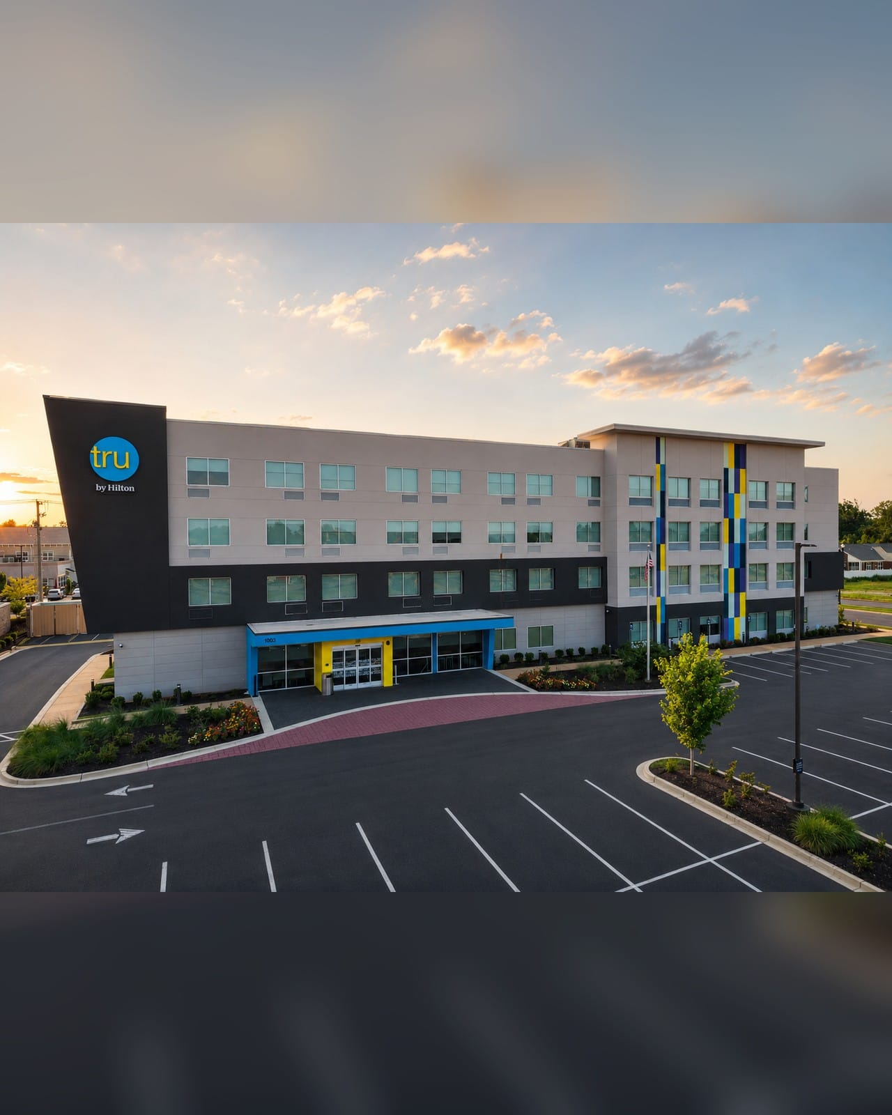 Tru by Hilton Tupelo exterior at dusk