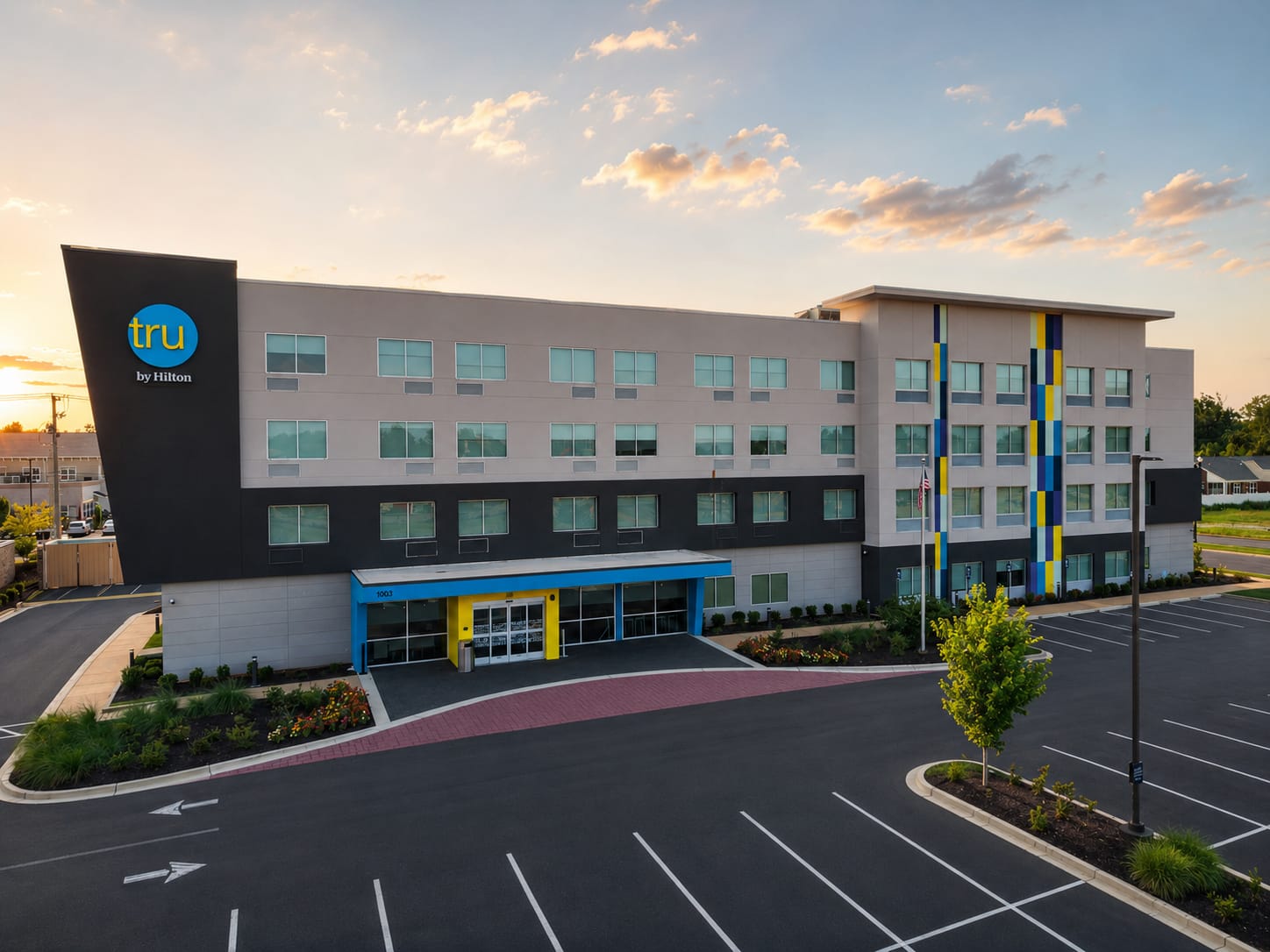 Tru by Hilton Tupelo exterior at dusk